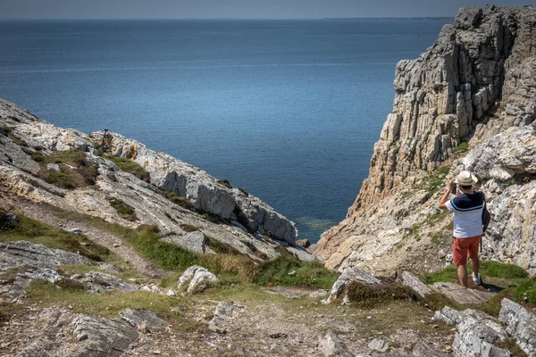 岩だらけの崖から海を賞賛男のリアビュー ブルターニュ フランス — ストック写真