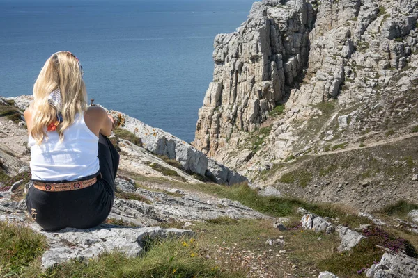 Achteraanzicht Van Vrouw Ontspannen Terwijl Naar Zee Kijkt Bretagne Frankrijk — Stockfoto