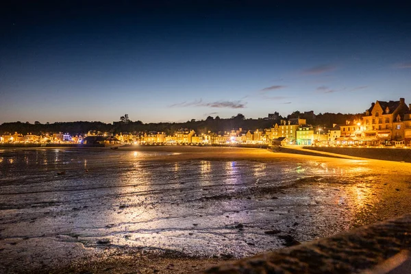 Gün Batımında Brittany Fransa Plajdan Gökyüzüne Karşı Aydınlatılmış Şehir Manzarası — Stok fotoğraf