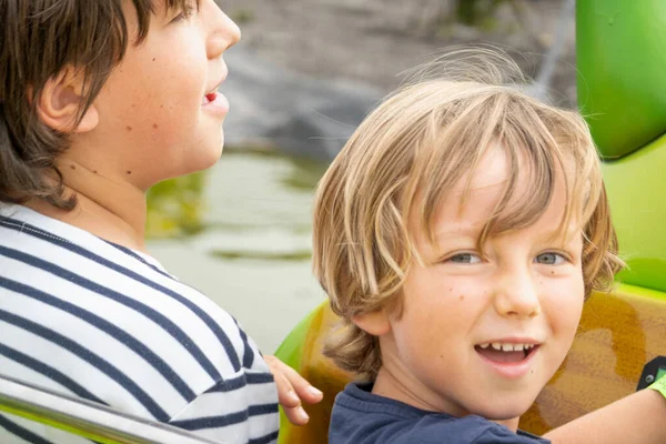 Chicos Emocionados Montando Montaña Rusa Parque Atracciones —  Fotos de Stock