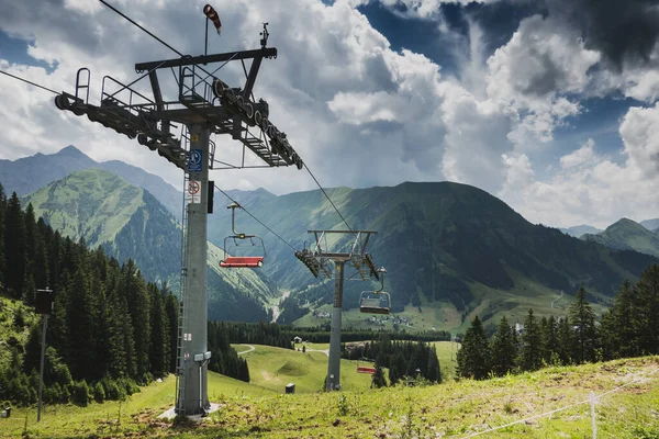 Vista Panorâmica Teleférico Aéreo Com Postes Contra Montanha Floresta Áustria — Fotografia de Stock