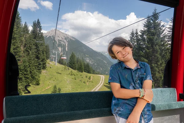 Portrét Chlapce Opírajícího Lanovku Nad Lesem Rakousko — Stock fotografie