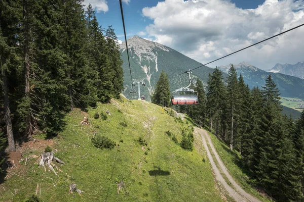 奥地利森林中的头顶缆车 — 图库照片