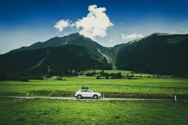 Auto Fährt Gegen Bergpanorama — Stockfoto