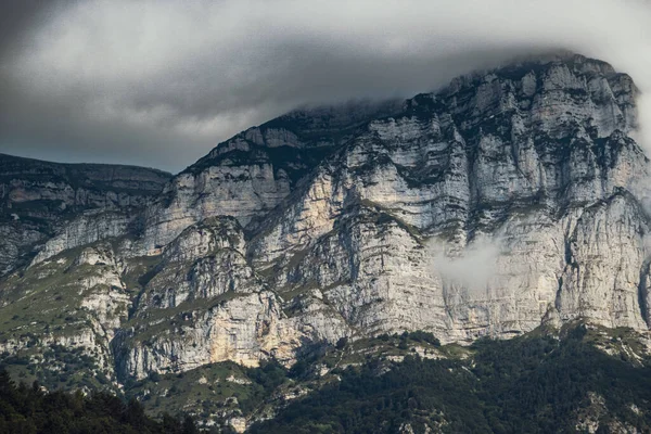 Hermosa Vista Montaña Cubierta Nubes Blancas — Foto de Stock