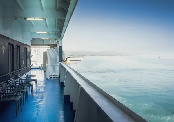 フェリー船のデッキで空の椅子は アテネ ギリシャを航海 — ストック写真