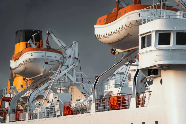 Barche Salvataggio Appese Una Grande Nave Crociera — Foto Stock