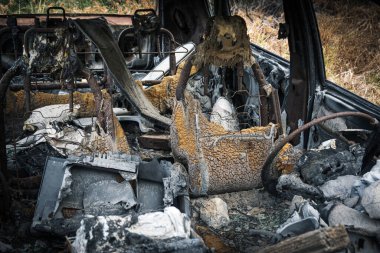 Kırık camlı eski bir araba.