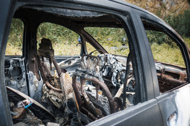 Kırık camlı eski bir araba.