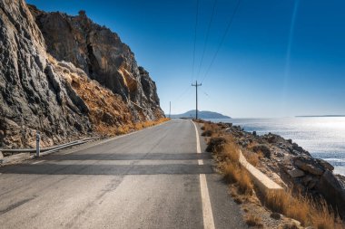 Güzel deniz kıyısındaki boş yol berrak gökyüzüne karşı
