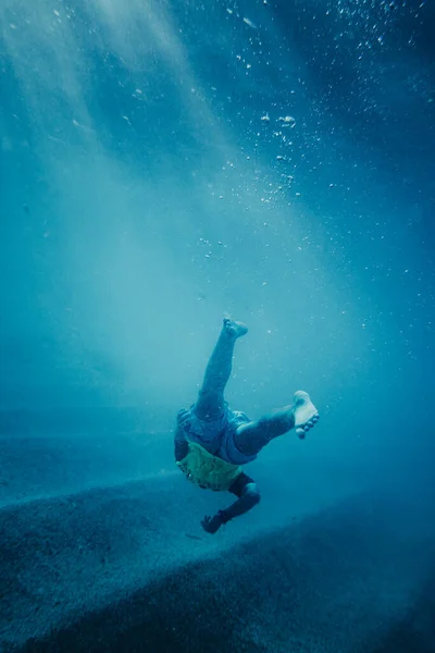 Personne Nageant Sous Eau Dans Mer Bleue Claire — Photo