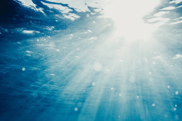 Ηλιαχτίδες Στο Νερό Του Ωκεανού Λάμπουν Στην Επιφάνεια — Φωτογραφία Αρχείου