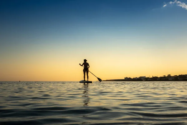 Frau Paddelt Der Abenddämmerung Auf Stand Paddleboard Ozean Gegen Den — Stockfoto