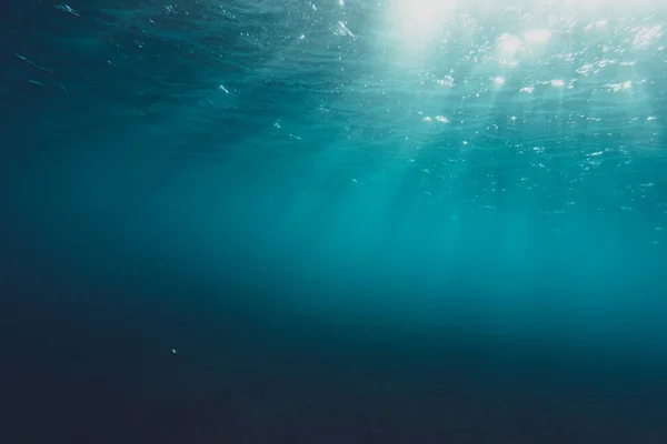 Solstrålar Havsvatten Skiner Genom Ytan — Stockfoto