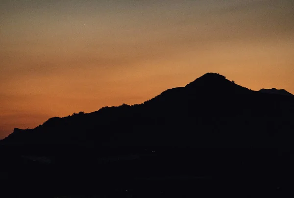 Pico Montaña Silueta Atardecer Bajo Cielo — Foto de Stock