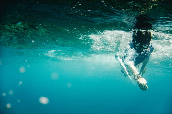 Αγόρι Μάσκα Κατάδυσης Που Κολυμπάει Κάτω Από Νερό — Φωτογραφία Αρχείου
