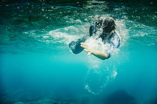Pojke Bär Dykning Mask Simmar Vatten — Stockfoto