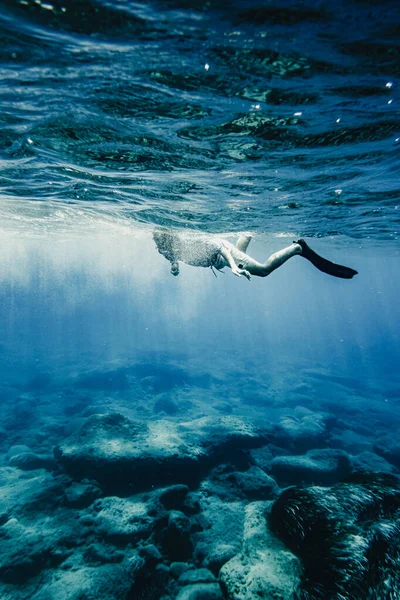 Junge Mit Tauchermaske Und Schwimmflossen Schwimmt Unter Wasser — Stockfoto