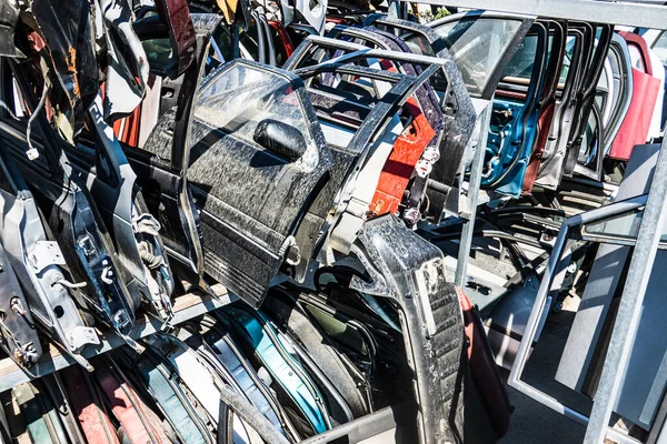 Stapels Oude Beschadigde Autodeuren Autokerkhof — Stockfoto