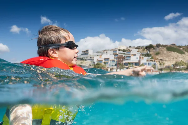 Niño Pequeño Con Gafas Con Chaleco Salvavidas Nadando Mar Contra —  Fotos de Stock