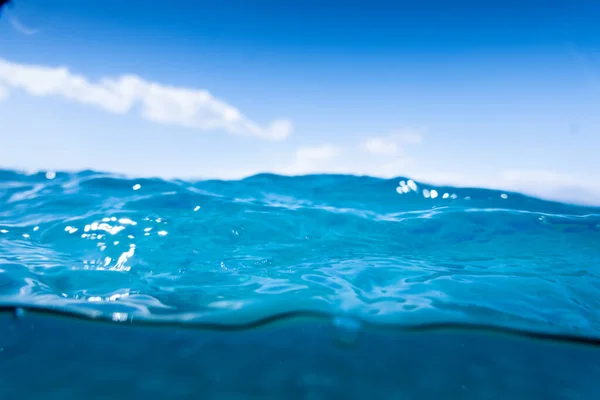 Parlak Berrak Mavi Okyanus Suyu Gökyüzüne Karşı — Stok fotoğraf
