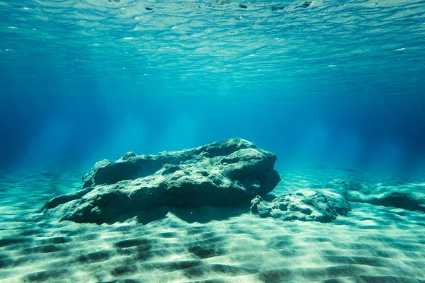 Naturligt Solljus Faller Vattnet Stenar Med Sand Turkos Färg Havet — Stockfoto