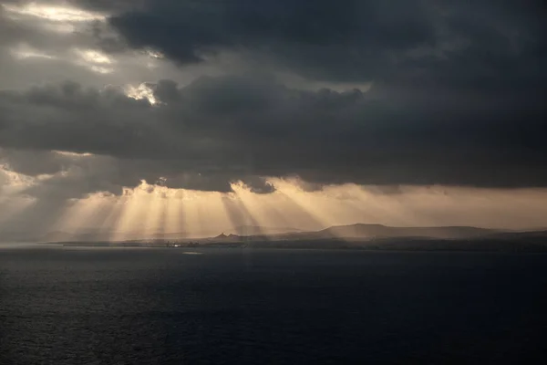 Piękne Promienie Świetlne Przepływające Przez Chmury Burzowe Nad Krajobrazową Scenerią — Zdjęcie stockowe