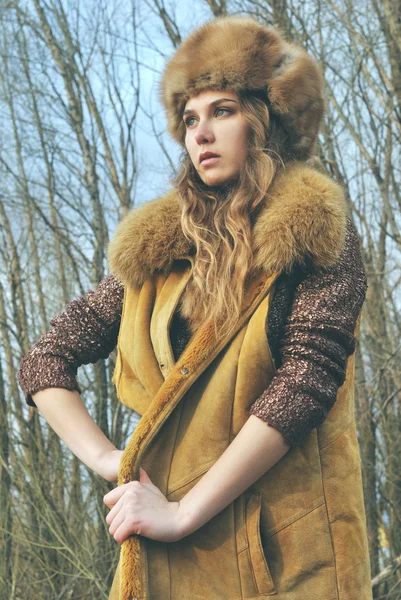 Menina de beleza de moda em casaco de pele — Fotografia de Stock
