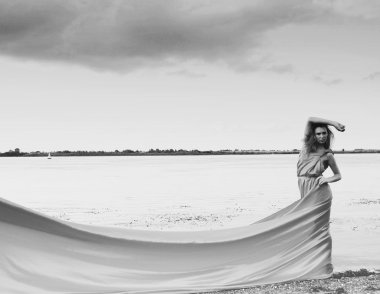 bir kız bol dökümlü bir kumaş ile Portait