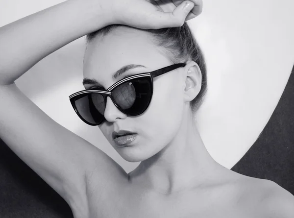 Ritratto di moda ragazza con occhiali da sole in bianco e nero — Foto Stock
