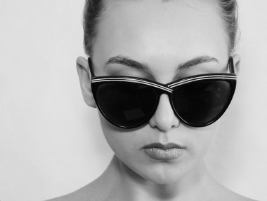 siyah beyaz güneş gözlüklü kız moda portre