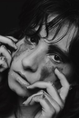 Gözlerinin altında koyu gölgeler ile portre kız