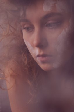 zamyšlený podnikatelka stojí a drží ruce v zámku. krásná žena se dívá stranou. má na sobě oblek salonek