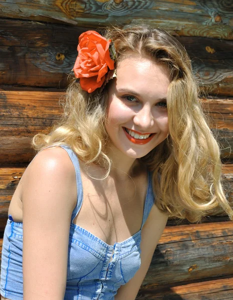 Porträt eines gesunden Mädchens, das nahe der Holzwand lächelt — Stockfoto