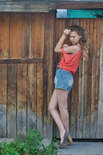 Retrato de niña sana de pie cerca de la pared de madera — Foto de Stock