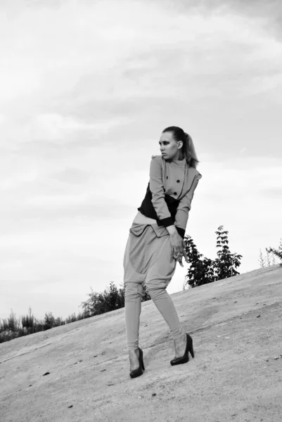 Chica urbana en blanco y negro — Foto de Stock