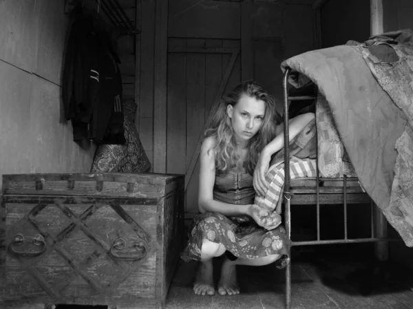 Retrato chica en pequeña habitación de campo en blanco y negro — Foto de Stock