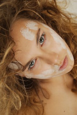 zamyšlený podnikatelka stojí a drží ruce v zámku. krásná žena se dívá stranou. má na sobě oblek salonek