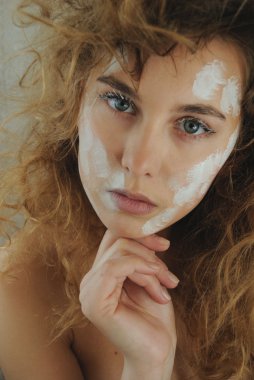 zamyšlený podnikatelka stojí a drží ruce v zámku. krásná žena se dívá stranou. má na sobě oblek salonek