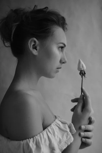 Gül çiçek ile portre kız profil. siyah ve beyaz — Stok fotoğraf