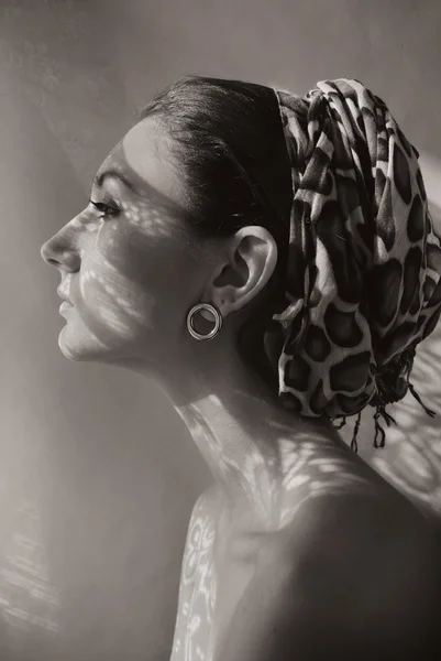 Ritratto ragazza con sciarpa sulla testa. monocromatico — Foto Stock