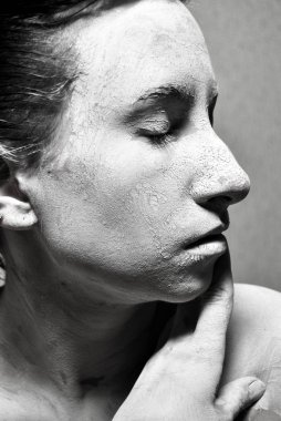 çamur yüzü Kapalı gözlerle portresi. siyah beyaz fotoğraf