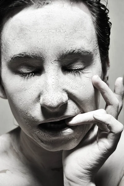 Retrato de cara de barro con los ojos cerrados. foto en blanco y negro — Foto de Stock