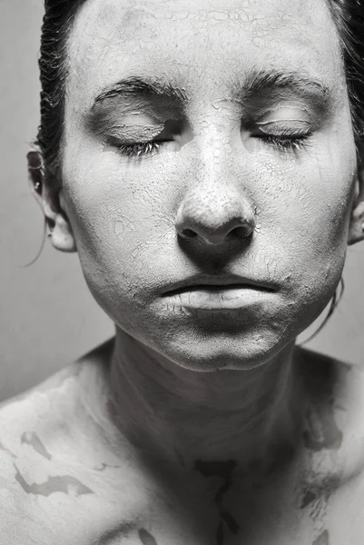 Retrato de cara de barro con los ojos cerrados. foto en blanco y negro —  Fotos de Stock
