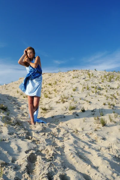 时尚的女孩站在沙漠背景 — 图库照片