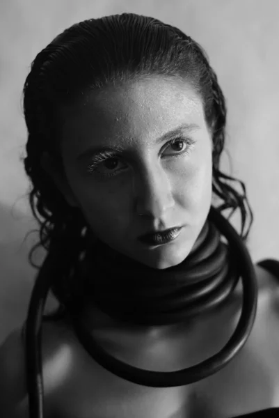 Close-up van portret meisje met pijp op nek in zwart-wit — Stockfoto