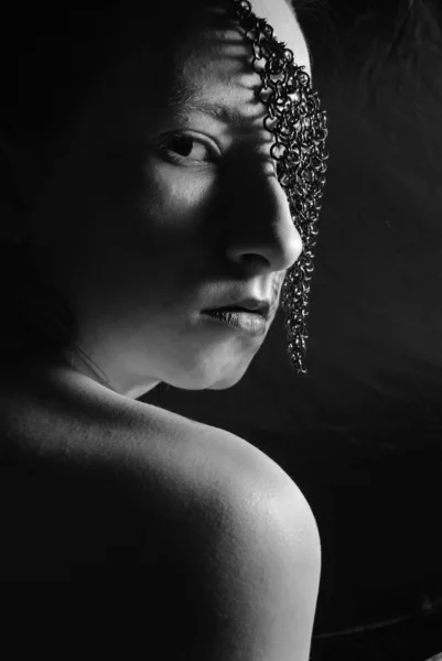 Retrato de niña de 20 años con cadena en face.black y foto en blanco — Foto de Stock