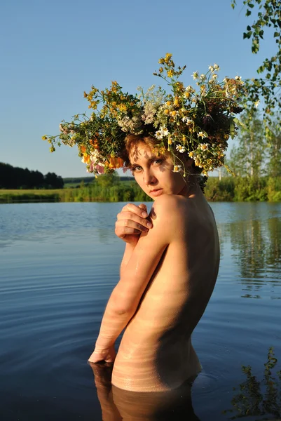 花の冠を持つ少女の肖像画 — ストック写真