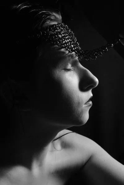 Portret van 20s meisje met keten op face.black en wit foto — Stockfoto