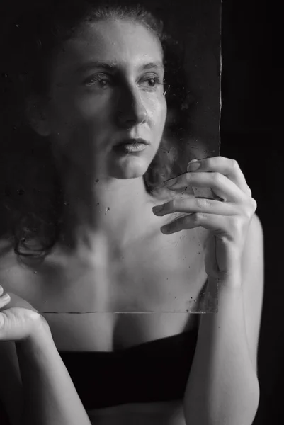 Menina retrato com vidro em preto e branco — Fotografia de Stock